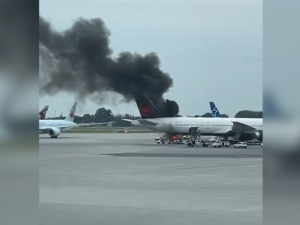 حريق تحت طائرة بمطار بيير إليوت ترودو 