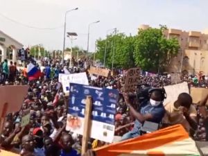 دول غرب أفريقيا تمهل انقلابيي النيجر اسبوعا لاعادة الرئيس بازوم الى السلطة