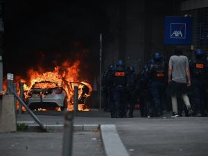 تشهد العاصمة باريس ومدن فرنسية أخرى احتجاجات عنيفة