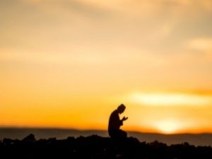 إلتزام الشريعة الإسلامية بربط مواقيت الصلاة بحركة الشمس 