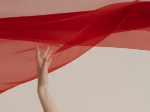 أفضل الطرق لغسل بقع العرق عن قماش الساتان