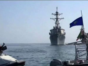 وحدات من البحرية الإيرانية تراقب سفينة أمريكية في خليج عمان (أ ف ب)