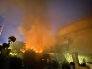 النيران تندلع في مبنى سفارة السويد في بغداد