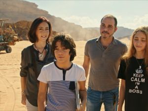 صورة قديمة للأمير علي برفقة عائلته 