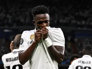Real Madrid's Brazilian forward Vinicius Junior celebrates with teammates scoring his team's first goal during the UEFA Champions League semi-final first leg football match between Real Madrid CF and Manchester City at the Santiago Bernabeu stadium in Madrid on May 9, 2023. (Photo by JAVIER SORIANO / AFP)