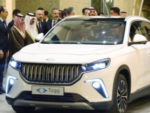 ولي العهد وهو يقود سيارة بجانبه الرئيس أردوغان