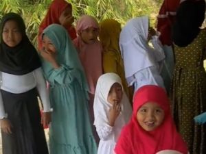 معلمة اندونسية تحلق رؤوس تلميذاتها لظهور خصلهن من تحت الحجاب