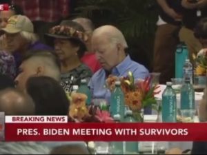 بادين يغط في نوم عميق اثناء لقائه ضحايا حرائق ماوي (فيديو)