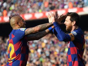 ميسي وفيدال في صورة أرشيفية من عام 2020 (AFP / Josep LAGO)