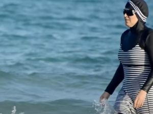 البوركيني يثير الجدل في شاطئ إيطالي مخصص للنساء