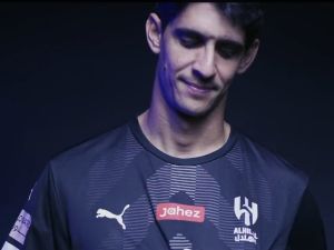بونو بقميص الهلال (المصدر: Alhilal_EN@)