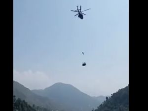 جهود محمومة لانقاذ اطفال عالقين داخل عربة تلفريك في اكستان