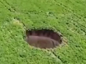 حفرة غامضة تجدد المخاوف من زلزال مدمر جديد في تركيا