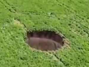 حفرة غامضة تجدد المخاوف من زلزال مدمر جديد في تركيا