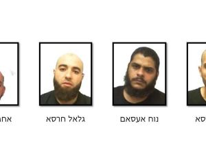 ادعت وسائل الإعلام “عُثر بحوزتهم على عدة عبوات ناسفة من صناعة إيرانية”.