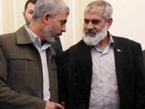 روحي مشتهى -يمين- يعد من ابرز حلفاء ورجال السنوار