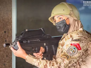 اعلنت كلية الملك خالد العسكرية بوزارة الحرس الوطني إنها احتفلت بتخريج دورة تخصصية للعنصر النسائي