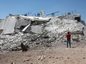 3 قتلى من عائلة واحدة بغارات روسية على شمال غرب سوريا
