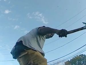 فيديو يوثق لحظات مروعة لهجوم رجل بشاكوش على ضابطة شرطة