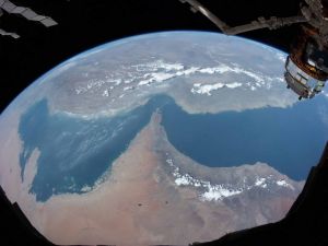 طيران الإمارات تقابل النيادي مباشرةً من المحطة الفضائية