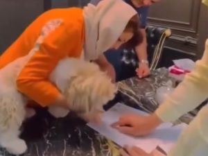 اعتقال وكيل عقاري في ايران بعد انتشار فيديو يوثق بيعه شقة لكلب!