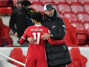 صورة أرشيفية لكلوب وصلاح (AFP / POOL / Paul ELLIS)