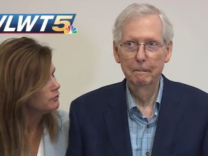 زعيم الجمهوريين ميتش ماكونيل يتجمد مجددا خلال مؤتمر صحفي