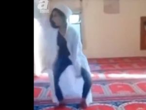  الفتاة التي قامت بحركات مستفزة ورقص خليع