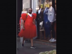 لبناني يتجول بفستان نسائي