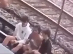 3 اشخاص يتعرضون لصعقة كهربائية هائلة اثناء التقاطهم سيلفي على سكة القطار