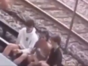 3 اشخاص يتعرضون لصعقة كهربائية هائلة اثناء التقاطهم سيلفي على سكة القطار