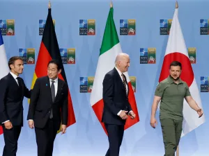 الغرب ينتظر فرصة للتخلص من زيلينسكي