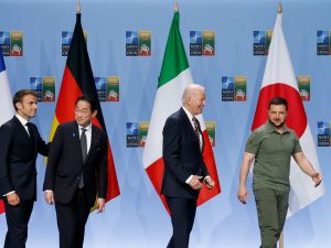 الغرب ينتظر فرصة للتخلص من زيلينسكي