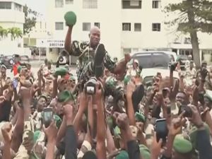 جنود يحملون الجنرال برغيس أوليغي نغيما