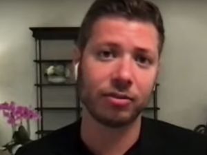 تغريم يائير نتنياهو 34 الف دولار لتشهيره بناشطة سياسية