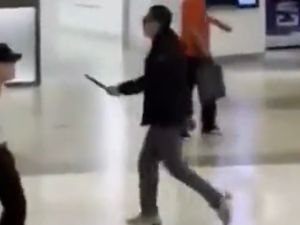 بالفيديو: رجل يطعن 13 شخصا قرب محطة ميترو في سيول