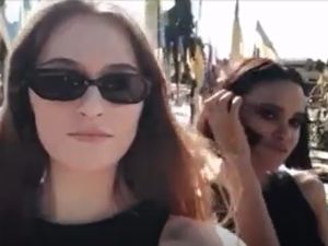 شقيقتان اوكرانيتان رقصتا بخلاعة فوق قبري جنديين تواجهان السجن 5 سنوات