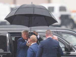 ترامب المتهم بالتآمر لقلب نتائج الانتخابات يدفع ببراءته امام المحكمة