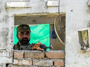تسعة قتلى بهجوم انتحاري على رتل للجيش غربي باكستان