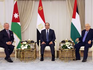 King Abdullah II (Left), President Sisi (M) and Palestinian president (R) today in Al-Alamein. 