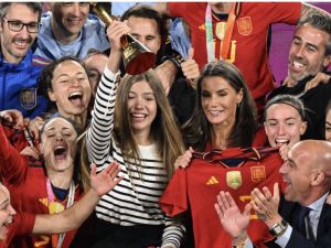 الملكة ليتيزيا مع لاعبات المنتخب الإسباني لكرة القدم