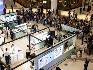 سامسونج تطلق ساعة Galaxy Watch6 Astro Edition وحزمة هدايا حصرية لهواتف Galaxy Z Flip5 من تصميم الفنانة نوري فليحان