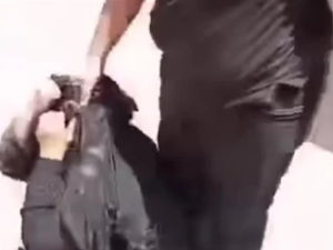 المتهم يضرب شقيقته في الشارع العام