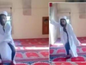 فتاة ترقص داخل مسجد في تركيا