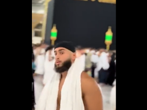 جلسة تصوير مريبة أمام الكعبة المشرفة 