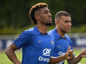 France's forward Kingsley Coman (L) and France's forward Kylian Mbappe during a training session ahead of the upcoming UEFA Euro 2024 football tournament qualifying matches, in Clairefontaine-en-Yvelines on June 10, 2023. France will play against Gibraltar on June 16, 2023 and against Greece on June 19, 2023 in their UEFA Euro 2024 Group B Qualification matches. (Photo by Bertrand GUAY / AFP)