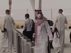 كريستيانو رونالدو  يرتدي عباءة بيضاء ويحمل في يده شيء غير معروف