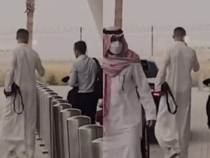 كريستيانو رونالدو  يرتدي عباءة بيضاء ويحمل في يده شيء غير معروف