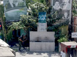 الاشتباكات في مخيم عين الحلوة أدت إلى مقتل 12 شخصاً وإصابة أكثر من 60 آخرين