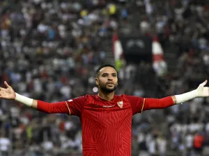 Sevilla's Moroccan forward #15 Youssef En-Nesyri celebrates scoring his team's first goal during the 2023 UEFA Super Cup football match between Manchester City and Sevilla at the Georgios Karaiskakis Stadium in Piraeus on August 16, 2023. (Photo by Aris MESSINIS / AFP)